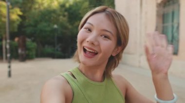 Sarışın Asyalı kız selfie çekiyor, video kaydediyor ve sosyal medya hayranlarına hitap ediyor.