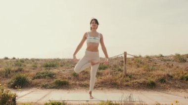 Yoga yaparken çekici genç bir kadın