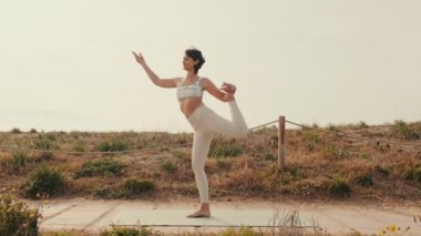 Dışarıda yoga yapan muhteşem genç bir kadının portresi, yoga asanas rehberi.