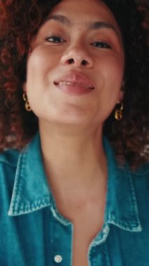 Kapat şunu, kadın oturma odasında bilgisayarla konuşuyor.