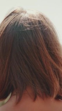 Ebeveynler çocuklarına şehri, aile tatillerini ve seyahatleri gösterir.