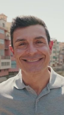 İspanya, Girona 'da bir sokakta gülümseyen orta yaşlı çekici bir adamın portresi.