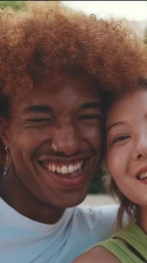 Mutlu arkadaşların sokakta fotoğraf çekerken, kameraya gülerken yakın plan çekimleri.