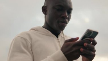 Akıllı telefon kullanan genç bir adamın telefon ekranına baktığı son görüntü.