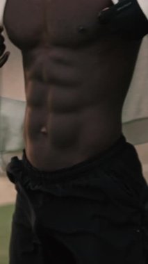 Kaslı erkek gövdesi, sporcu fermuarı egzersizden sonra spor kıyafetleri, antrenmanın sonu, iyi iş.