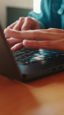 Dizüstü bilgisayarda daktilo kullanan kadın elleri klavyede oturup yan görünümü kapatır.