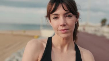 Sakin Avrupalı aktif ve sportif kızın denize karşı portresi, fit kadın