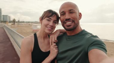 Bir çift sporcunun sabah sporunda selfie çekerken çekilmiş portresi.