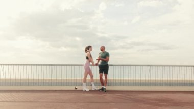 Spor giyim sektöründe aktif genç bir çiftin diyaloğu, iki sporcunun sohbetten hoşlanmasıdır.