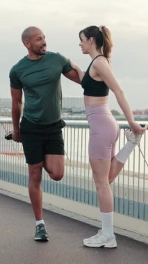 Açık havada spor yapan sağlıklı bir çift sporcu.