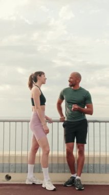 Spor giyim sektöründe aktif genç bir çiftin diyaloğu, iki sporcunun sohbetin tadını çıkarması, kamera zoom