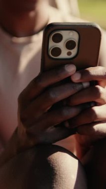 Parkta akıllı telefonunu kullanan kız, telefona odaklan.