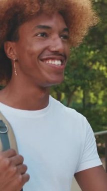 Genç bir adam mutlu bir şekilde sokakta bir bayan arkadaşını selamlıyor. Arkadaşlarının mutlu bir buluşması.