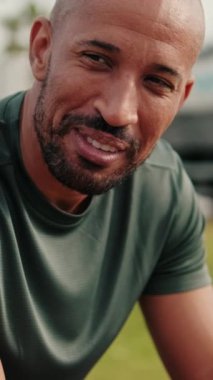 Aktif, genç ve sportif bir adamın biriyle konuştuğu bir diyaloğun yakın plan görüntüsü.