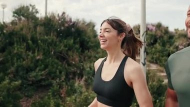 Uygun ve mutlu bir çift senkronize olarak koşuyor. Amera yana kayıyor, kadına odaklanıyor, sonra da adama..