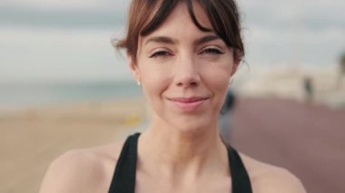 Sakin, mutlu Avrupalı aktif ve sportif kızın portresi bulanık arka plana karşı, formda bir kadın.