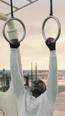 Jimnastik yüzükleriyle antrenman, güç egzersizi.