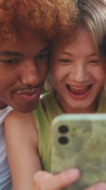 Bir grup genç bir cep telefonuyla medyayı paylaşırken eğleniyor