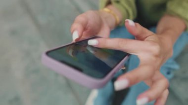 Cep telefonu haritası uygulaması ve planlama gezisi kullanan kadınların yakın çekimleri