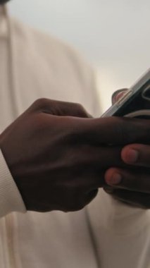 Akıllı telefon kullanarak siyahi erkek ellerine yakın çekim