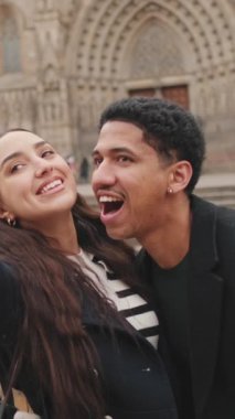 Çok ırklı bir çift katedralin önünde selfie çekiyor..