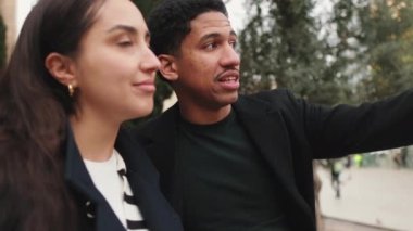 Parkta sohbet eden mutlu genç çift..