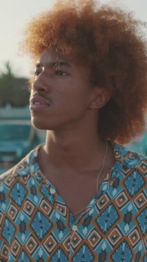 Neşeli mutlu adam güneşli bir günde yaz yürüyüşünün tadını çıkarıyor.