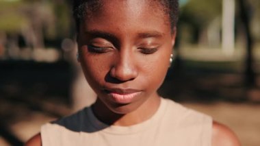 Doğanın arka planına karşı gözleri kapalı bir kız.