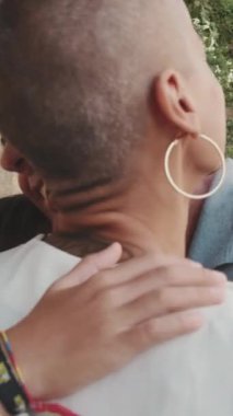 Mutlu aile kucaklaşması ve yazın açık havada eğlenme, birlikte harika anlar.