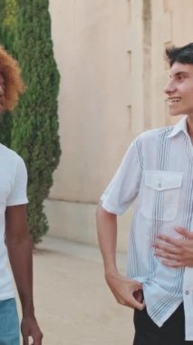 Sokakta yürüyen ve gülen üç arkadaşın yakın çekimi.