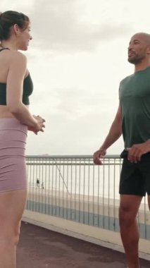 Dışarıda antrenman yapan aktif bir çift, çömelmiş erkek ve dişi sporcular.