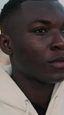 Genç adamın spor sahasında yakın çekimi, açık hava sokak antrenmanı.