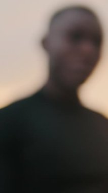 Eğitimdeki genç bir sporcunun portresine odaklan.