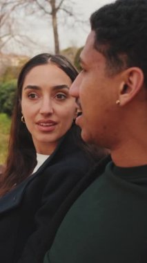 Parktaki bankta kucaklaşan genç çift.