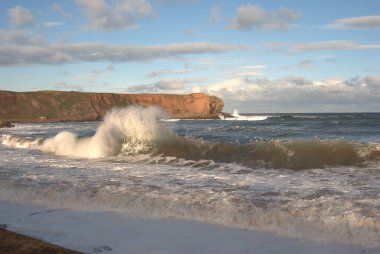 Kış dalgaları ve sörfler, uçurumlar ve kışın Berwickshire, Eyemouth 'ta kıyı manzarası.