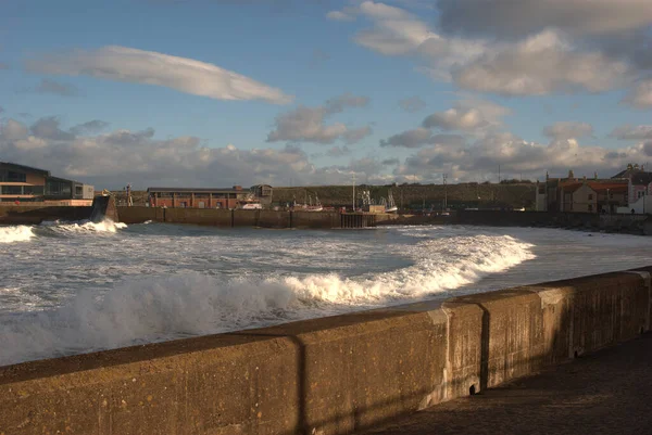 Waves Surf Harbour Boats Buildings Eyemouth Berwickshire Winter — Stock Photo, Image