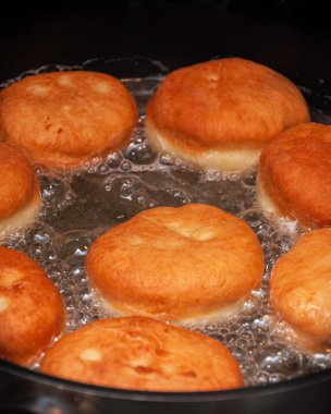 Geleneksel ev yapımı cips. Yağlı kızartma işlemi.