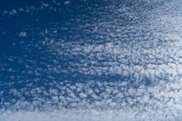 Céu Azul Com Algumas Nuvens Cirrocumulus Antes Tempestade Tiro Perto — Fotografia de Stock