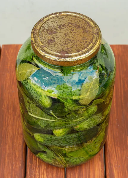 一大瓶美味和健康的腌制黄瓜 闭塞射击 传统的开胃菜 — 图库照片