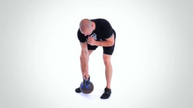 Beyaz Arkaplan Görünümünde Kettlebell Eğik Sıralı Egzersiz Yapan Eğitmen