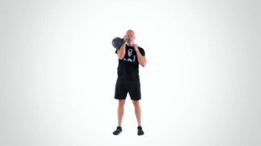 Erkek Eğitmen Bir Kettlebell ile Temiz ve Katı Basın Yapıyor