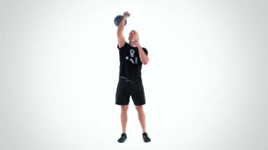 Erkek Kettlebell Eğitmeni Temizlik ve Pisliği Oynuyor