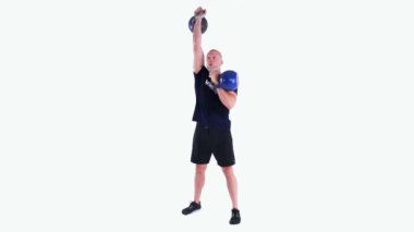 Kettlebell Alternatif Omuz Baskısı Egzersizini Yapan Eğitmen Beyaz Arkaplan Ön Görünümü