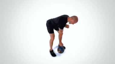 Tek Kettlebell Eğitimcisi Beyaz Arkaplan Tarafı Görünümü Üzerine Eğik Sıralı Egzersiz