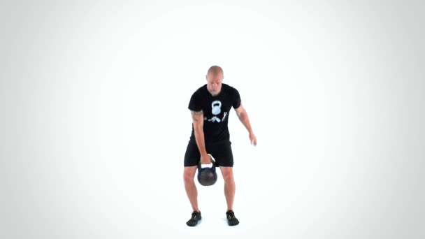 Entraîneur Masculin Effectuant Kettlebell Unique Propre Jerk — Video