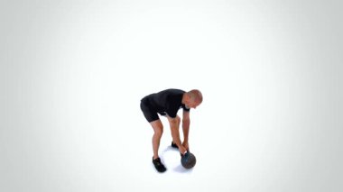 Kettlebell Eğitmeni Kettlebell Egzersizi Yapıyor 