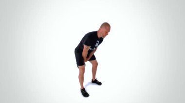 Kettlebell Çift Kollu Vuruşunu Yapan Antrenör