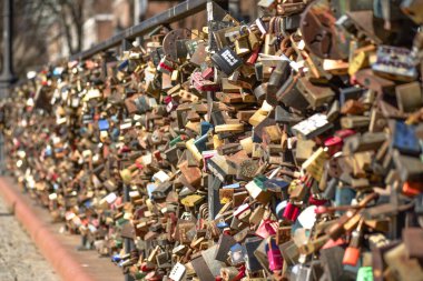 Köprünün korkuluklarında bir sürü farklı kilit var.