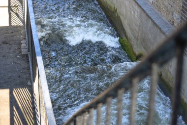 Şehir kanalında akan su