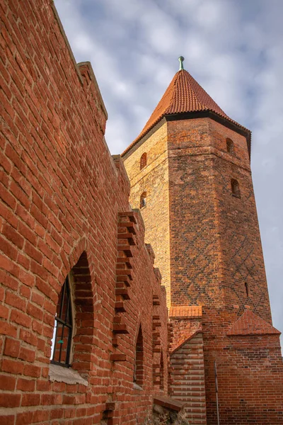 Забор Окнами Башня Красными Кирпичными Окнами Фоне Облаков — стоковое фото
